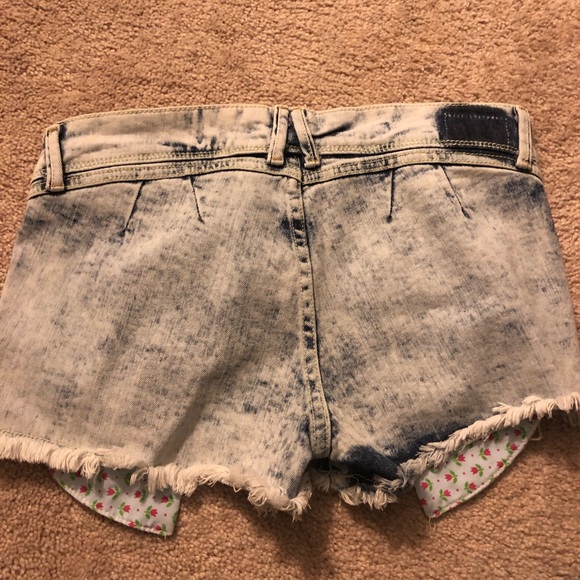 Low rise shorts !! - Picture 2 of 2